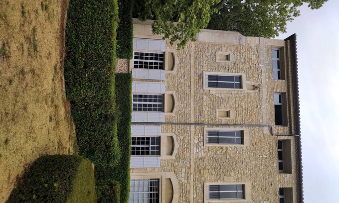 Villeneuve-les-Avignon Apartment | large ground floor apartment in former priory bishops. Splendid park.