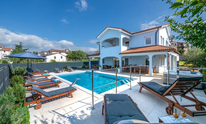 Musalez House | Large heated pool, sauna, jacuzzi, charging station for electric vehicles 22kW