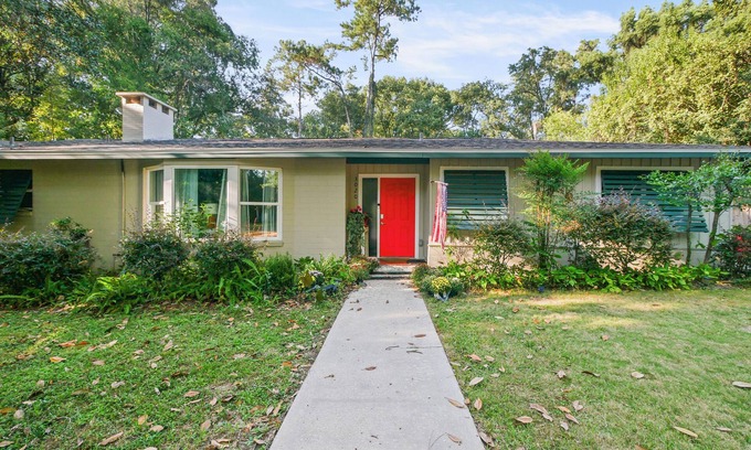Gainesville House | Large Home - Across from Stadium - Walk to UF - Firepit/Free Parking/Patio