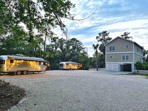 Savannah House | Large Home and 2 Airstream Glampers & Spa Midway to Tybee Beach & Downtown Savannah with Fast WiFi and More!