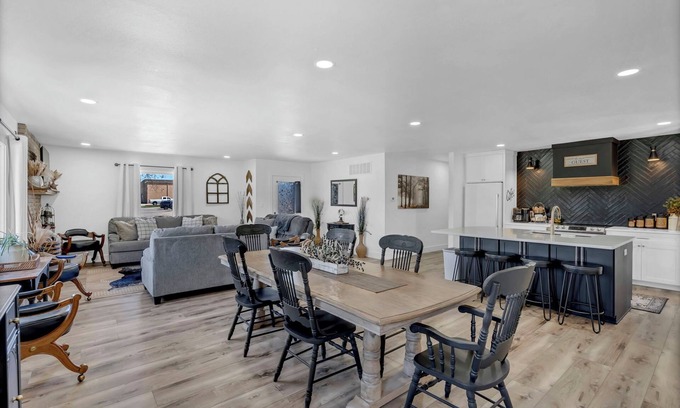 Haysville House | Large Home In Haysville!