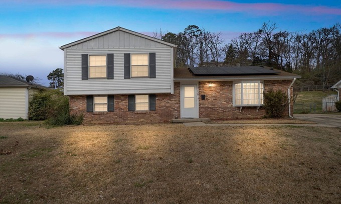 Little Rock House | Large Home Sleeps 11 Adults. Great for Contractors