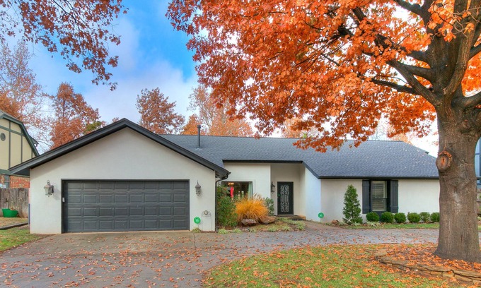 Oklahoma City House | Large home w/ Swimming Pool & Outdoor Kitchen