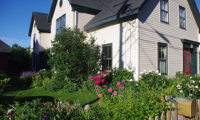 Rockland House | Large Home With Lovely Gardens Short Walk To Main Street STR22-26