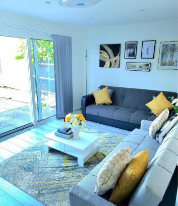 Chatham Apartment | Large House, Home for Contractors- Park Free