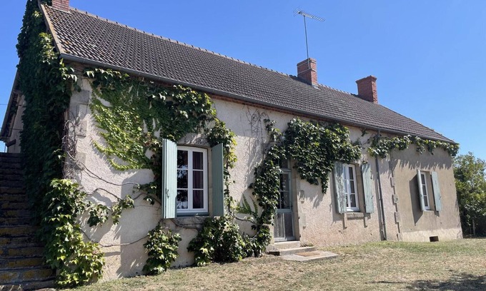 Chappes Cottage | Large house in Chappes with private pool and pets allowed
