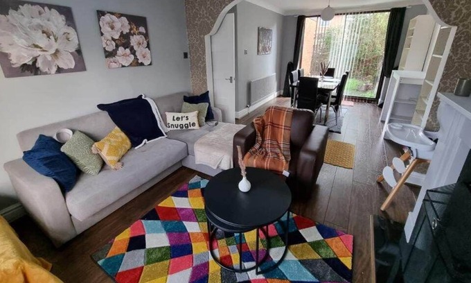 Droylsden House | Large House in Manchester