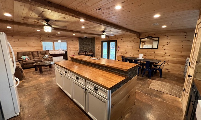 Higden Cabin | Large house on the lake sleeps 16!