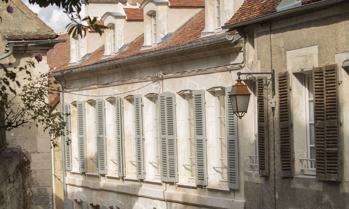 Tonnerre House | Large house with garden for friends or family.