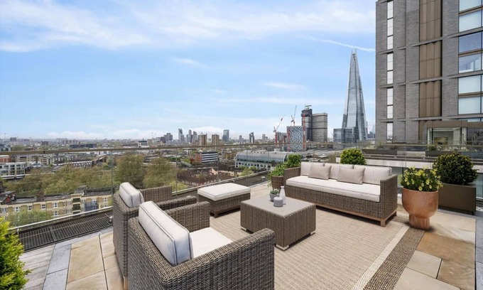 Tower Hill Apartment | Large Luxury Duplex Penthouse Stunning Views with Private Jacuzzi on Rooftop