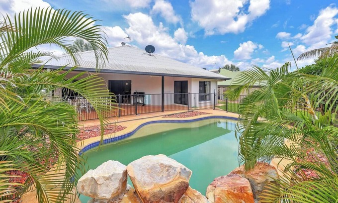 Rosebery House | Large, modern family home in quiet area