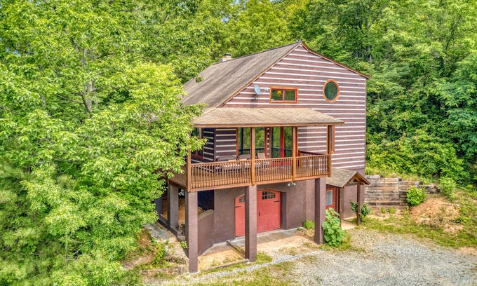 Sylva House | Large multi-level beauty with wrap-around deck, patio, AC, WiFi, wood fireplace