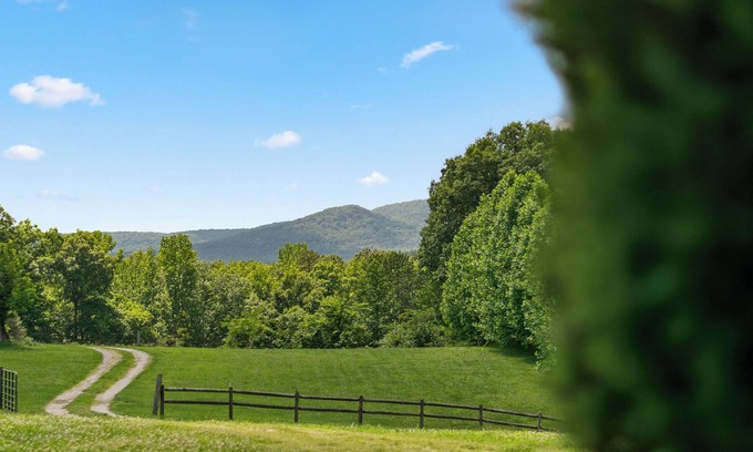 Jasper House | Large Ozark home w/large covered deck - 5 minutes from Jasper!