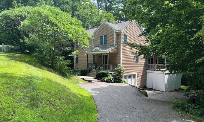 Lincoln House | Large Pet Friendly Private Home in Forest Ridge Resort with outdoor pool (FR8CL)