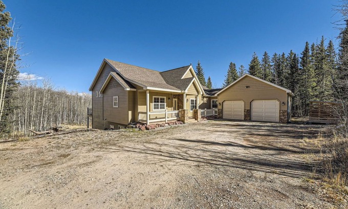 Fairplay House | Large & Private Mountain Getaway 35 Mins to Breck