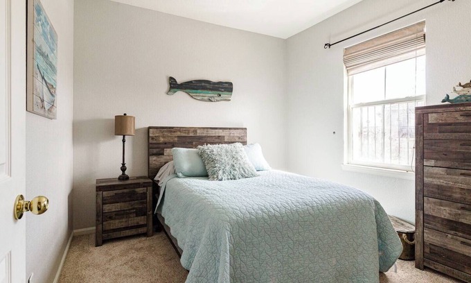 Aurora Condo | Large Private Saddle Rock Condo with a 2 car Tandem Garage
