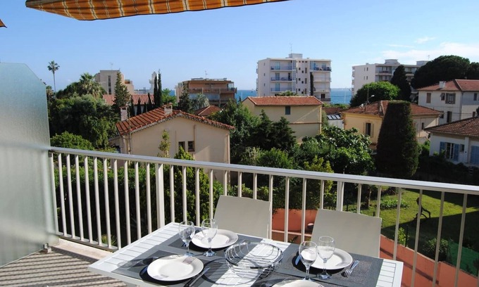 Antibes Apartment | Large quiet studio with large terrace near the beach and shops
