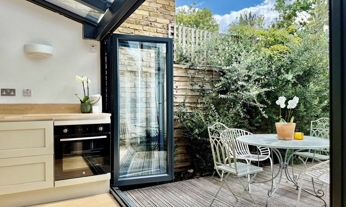 North Richmond Apartment | Large Richmond Garden Apartment 4 Bd/3 Bth w Parking (child/pet friendly!)