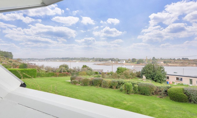 Saint-Philibert Ski Chalet | Large river view house for 8 in St Philibert