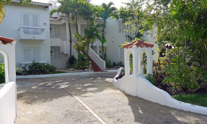 Mullins Apartment | Large, Secure and Comfortable 2 Bedroom Apartment with Pool at Mullins Bay