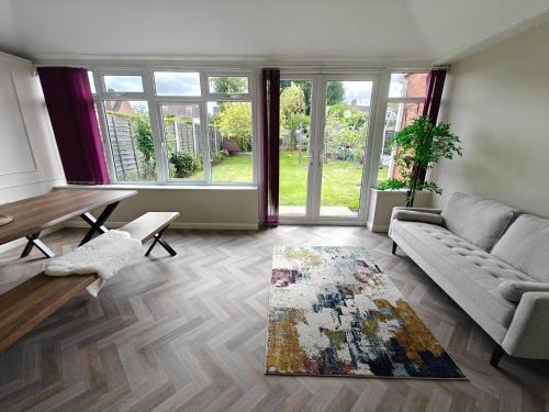 Solihull House | Large Spacious 4 Bedroom House Central Solihull- 10 Mins to NEC JLR BHX HS2 M42 Solihull Bypass and More - Driveway Parking X3