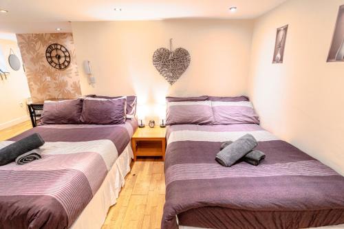 West Hendon Apartment | Large studio 2min to hendon Central Station