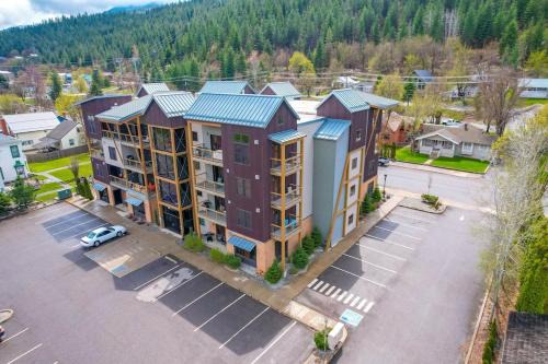Kellogg Apartment | Large Studio Condo with Full Kitchen, Ski, Bike, Beautiful Balcony Views Hottub Fireplace