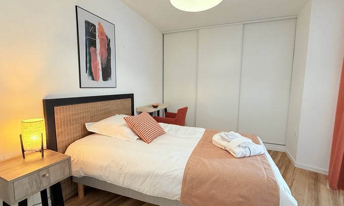 Carcassonne Apartment | Large studio with bathroom and balcony