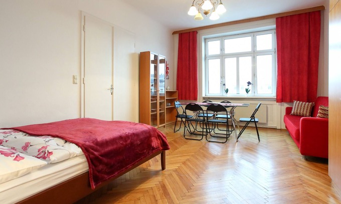 Josefstadt Apartment | Large Viennese old building apartment with flair