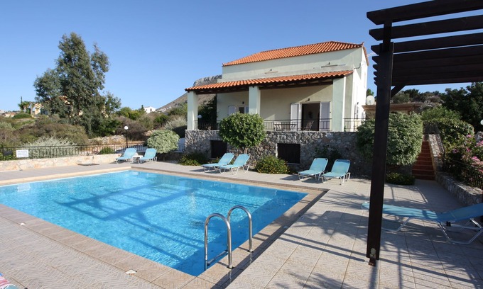 Kokkinon Khorion Villa | LARGE VILLA with pool and separate COTTAGE. Amazing views. Sleeps up to 12