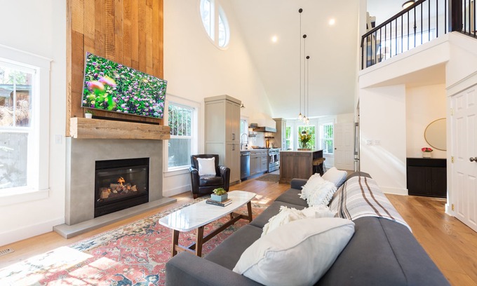 River West House | ~LARGE WESTSIDE HOME~ Walk to everything! Welcome to KINGSTON HOUSE