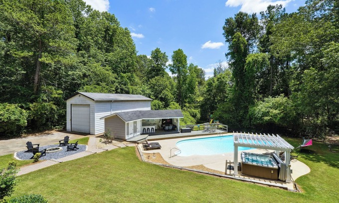 Church Street House | LargePrivateEstate on16Acres w/Jacuzzi,BBQ,Foosball,Playground&More! SUMMER:POOL