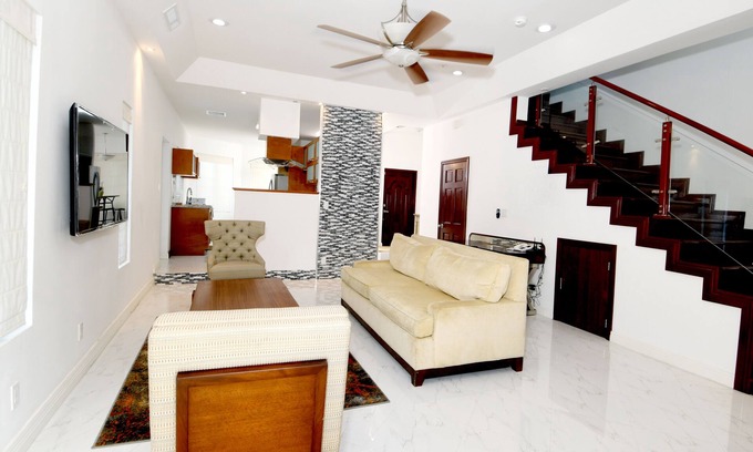Nassau House | Las Casitas near the Airport, Beaches, Shops, Resturants, and scuba diving.