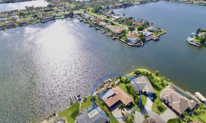 Eight Lakes Villa | LAST MINUTE Villa White Pelican-in great location on 8 lakes, heat. pool, kayaks