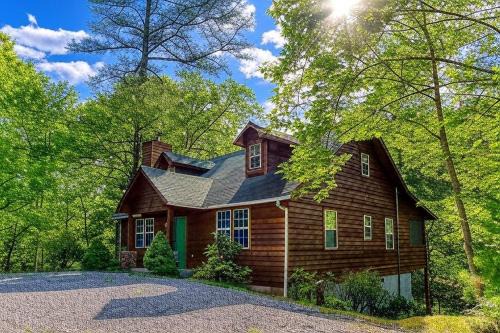 Wears Valley House | Laurel Cottage, 560 FREE tickets each paid day, Hot Tub, Pool Table!