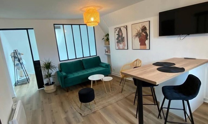 Laval Apartment | Laval à vos Pieds: centrally located renovated 2-r