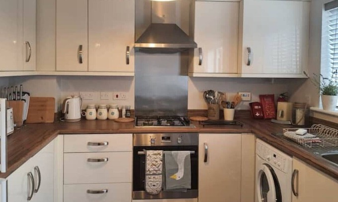 Norwich House | LAVENDER HOUSE, 3 BEDROOM HOUSE, PRIVATE PARKING