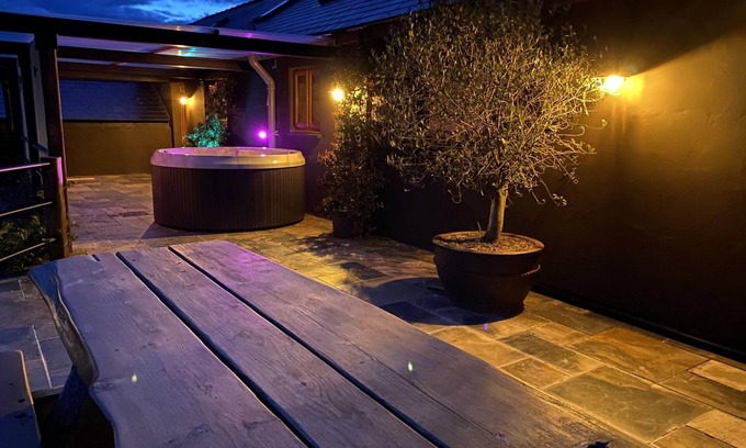 Tiers Cross House | Lavender - Luxurious Barn Conversion - Blossom Farm