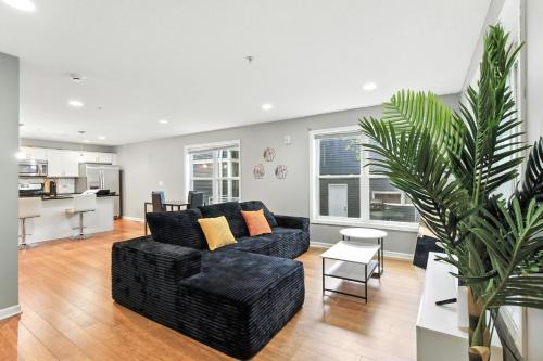 Lowry Hill East House | Lavish 3Bed 3Bath Condo in Uptown