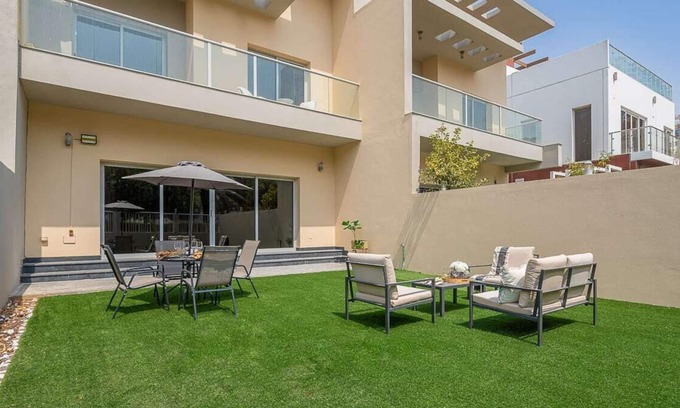 Jumeirah Village Villa | Lavish 3BR Villa with Backyard in JVC - Sleeps 7!