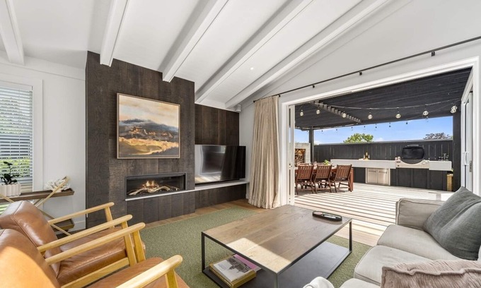 Hilltop House | Lavish @ the Lake - High-end home, Outdoor Entertaining area, Near Town & Lake