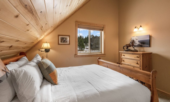 Lazy Acres House | Lazy Acres 6 Min to Yellowstone NP- Mule Deer Cabin