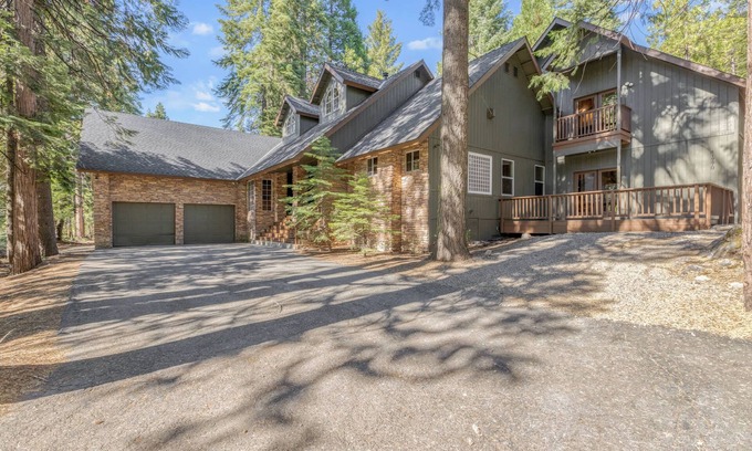 Granite Ridge Cabin | Lazy Bear Lodge- Rustic, Luxe retreat in Shaver!