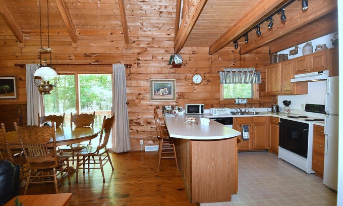 Berkeley Springs House | Lazy Bear Retreat - Classic Cabin!