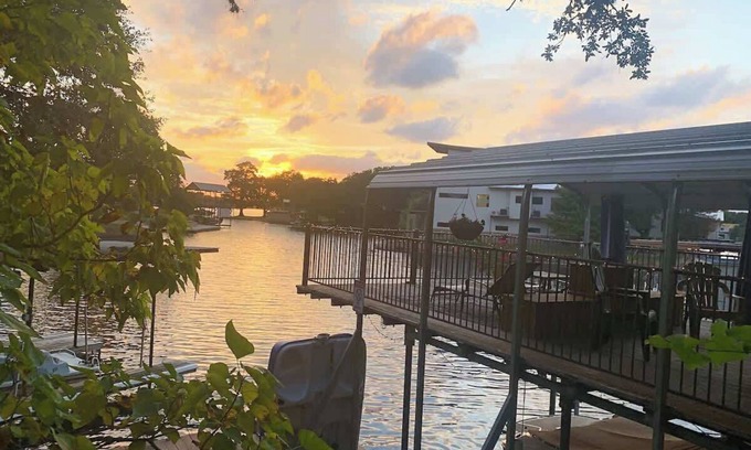 Kingsland House | Lazy Cove Waterfront Getaway on Lake Lbj!