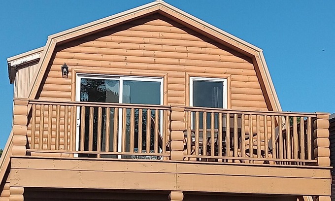 Ashtabula Cabin | Lazy Dayz Cabin, 3 bedrooms, 2 baths with views of Lake Erie.