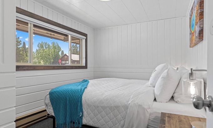 West Yellowstone Hotel | Lazy Duck Inn #19 2 Bedroom w/Kitchen