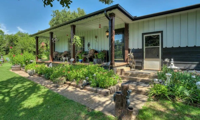 Guthrie House | Lazy E, one mile south. Beautiful country setting
