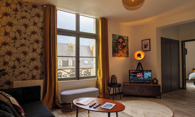Saumur Apartment | Le 5, Charming apartment, Saumur town center. View of St Peter's Square and Church