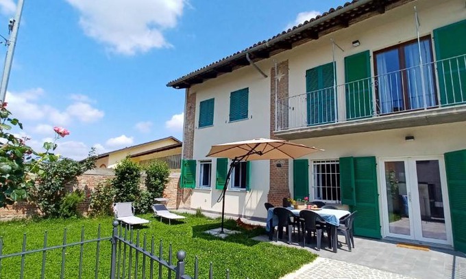 Castagnito House | Le Aromatiche, appartamento in cascina con giardino